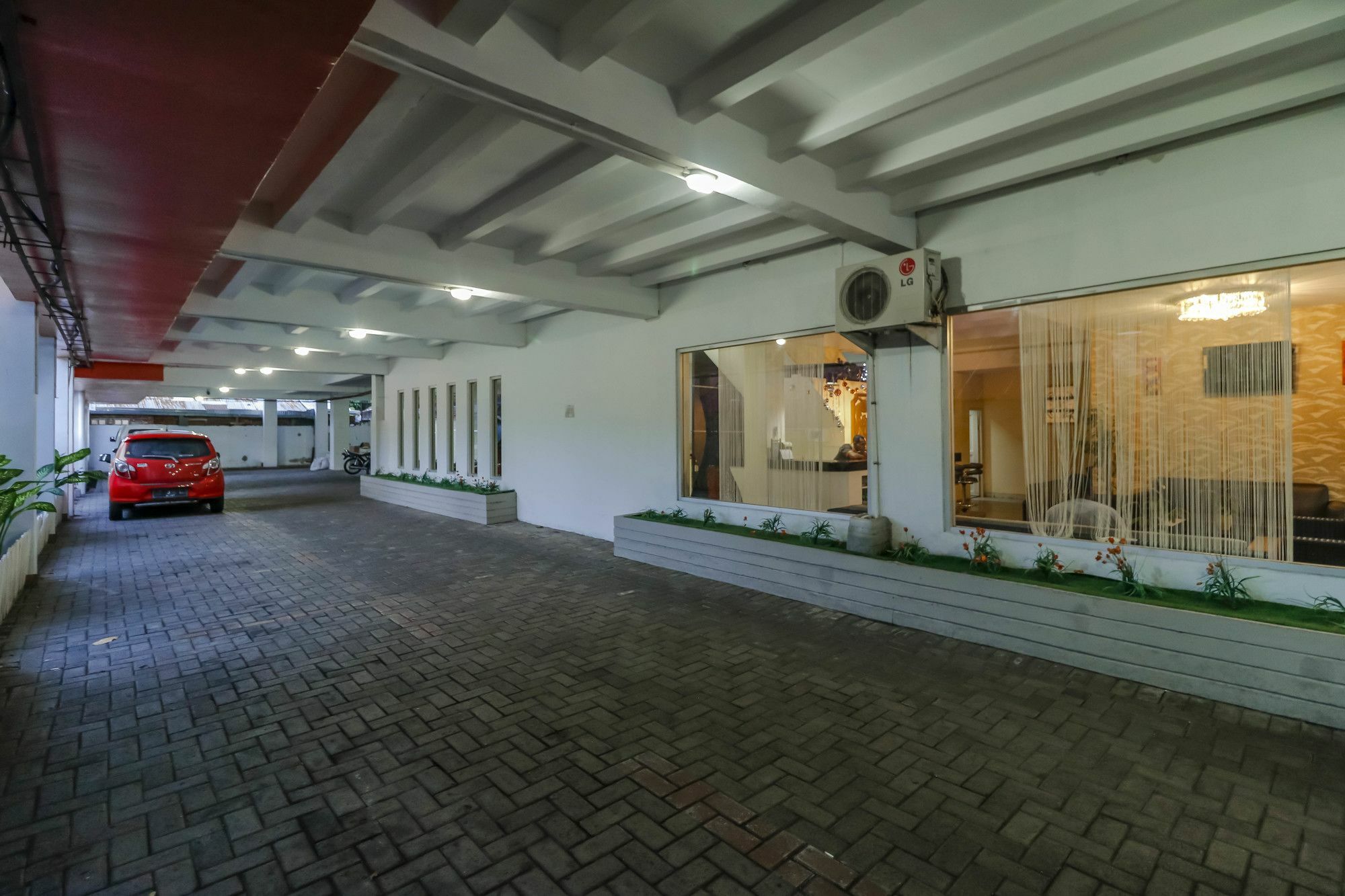 Hotel Reddoorz Near Manado Town Square Exterior foto